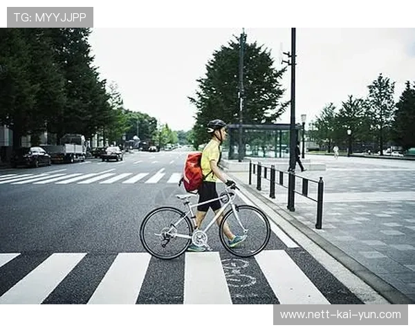 自行车冲刺线前的卡位大战惊现神级操作