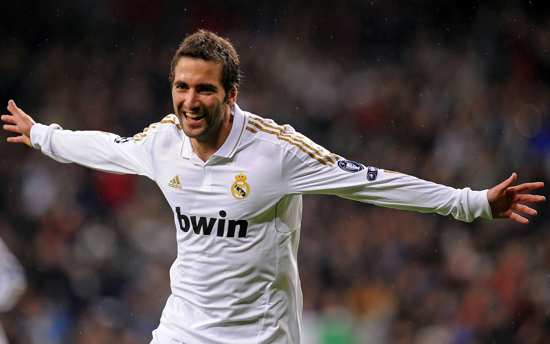 “三叉湖飞盘赛：飞盘对决让田径场充满空中热力”