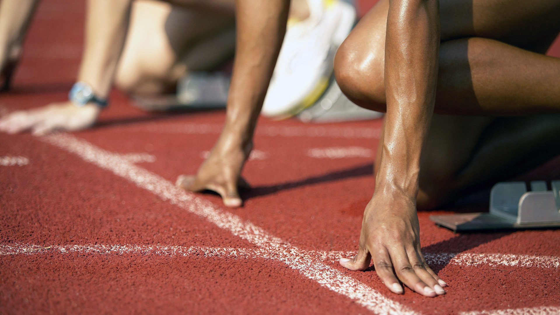 “武汉马拉松：选手们全力拼搏，赛道一触即发”